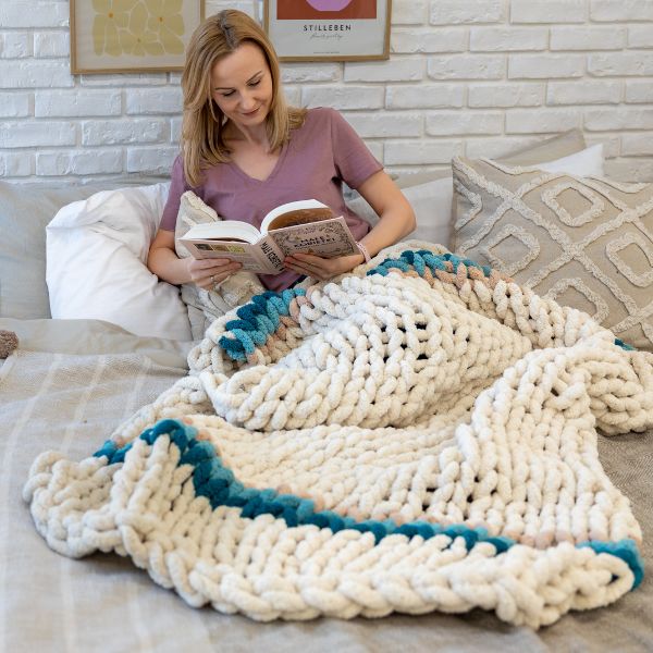 koc z paskami z włóczki chenille wykonany metodą finger knitting