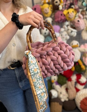 Włóczka FlowerYarn Crocus Brudny Róż 500g – gruba włóczka do torebek i dekoracji DIY – Inspiracja nr. 2 Włóczka FlowerYarn Crocus Brudny Róż 500g – gruba włóczka do torebek i dekoracji DIY – Inspiracja nr. 2