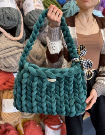 Włóczka FlowerYarn Crocus Zielony 500g – gruba włóczka do torebek, koców i dekoracji – Inspiracja nr. 3 Włóczka FlowerYarn Crocus Zielony 500g – gruba włóczka do torebek, koców i dekoracji – Inspiracja nr. 3