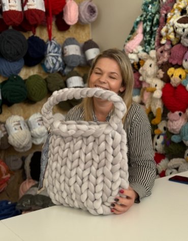 Włóczka FlowerYarn Crocus Szary Jasny 500g – gruba włóczka do torebek i dekoracji DIY – Inspiracja nr. 2 Włóczka FlowerYarn Crocus Szary Jasny 500g – gruba włóczka do torebek i dekoracji DIY – Inspiracja nr. 2