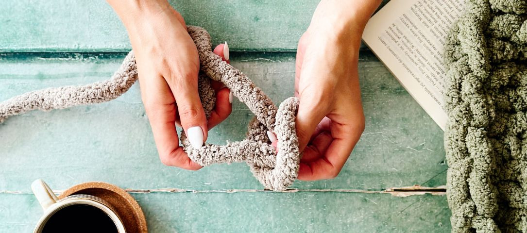 Finger knitting vs szydełko i druty – co jest łatwiejsze dla początkującej?
