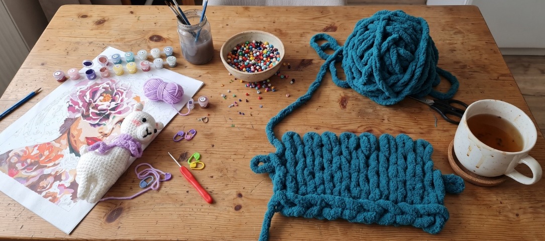 Relaksujące hobby dla dorosłych: 10 zajęć, które naprawdę wyciszają